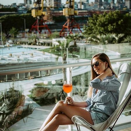 Sls Buenos Aires Puerto Madero Ξενοδοχείο Εξωτερικό φωτογραφία A woman drinking an Aperol Spritz
