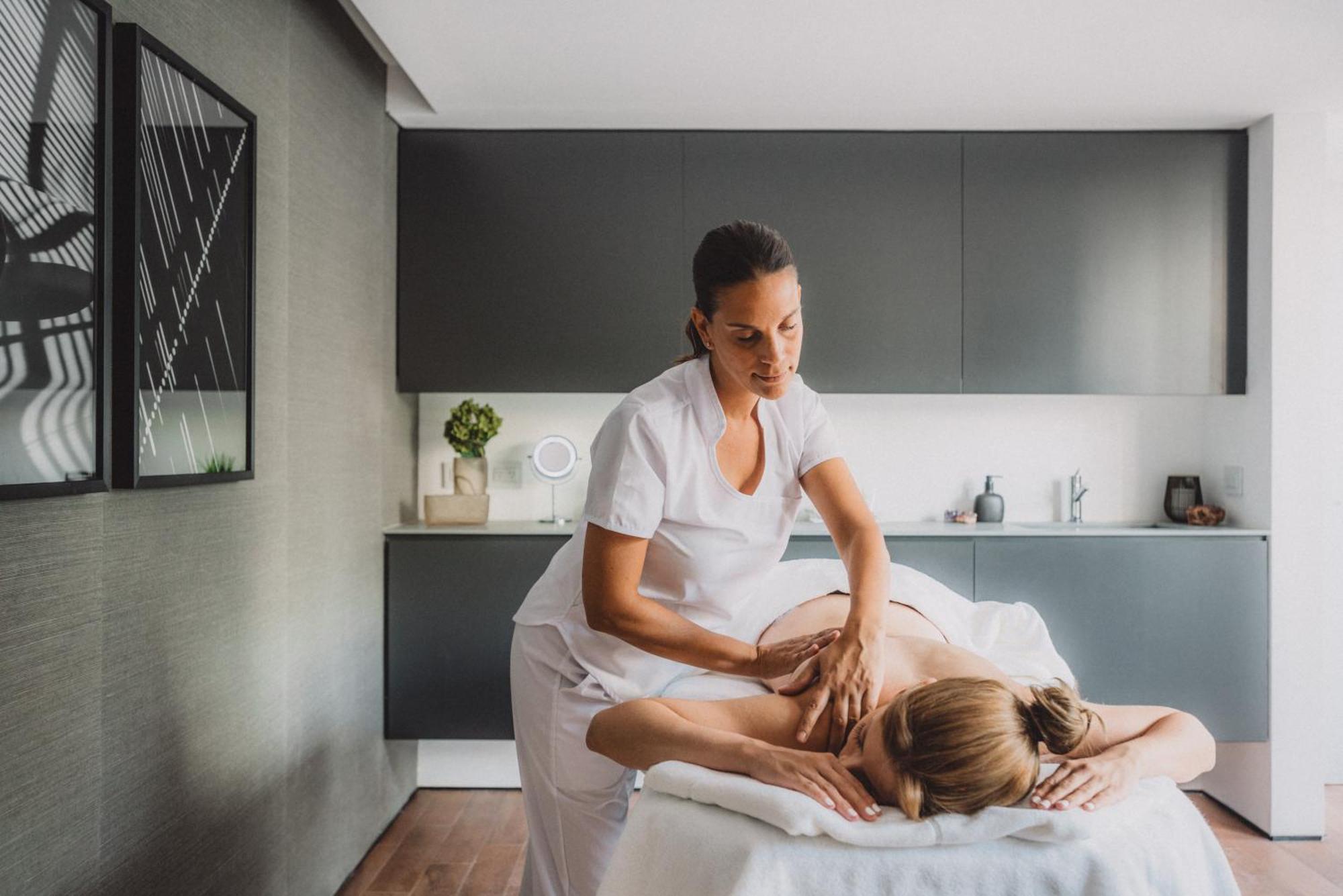 Sls Buenos Aires Puerto Madero Ξενοδοχείο Εξωτερικό φωτογραφία A massage therapist treating a patient