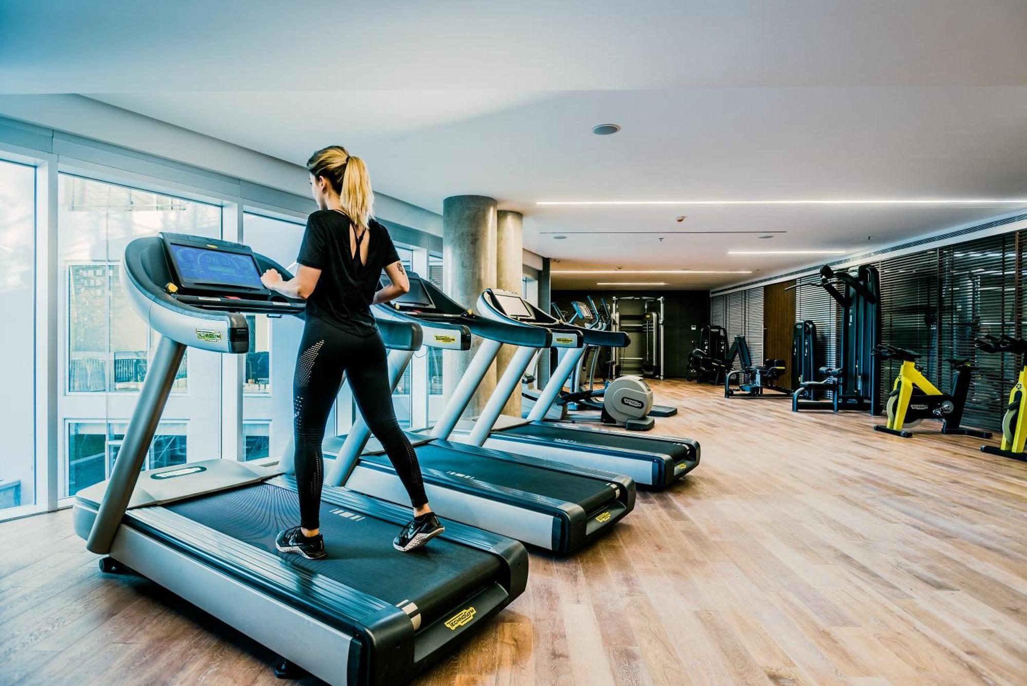 Sls Buenos Aires Puerto Madero Ξενοδοχείο Εξωτερικό φωτογραφία A woman on a treadmill