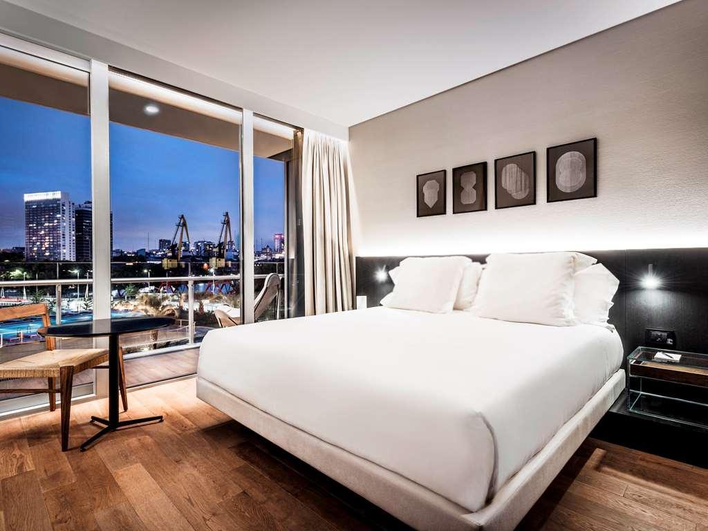 Sls Buenos Aires Puerto Madero Ξενοδοχείο Δωμάτιο φωτογραφία A bedroom at the London Edition