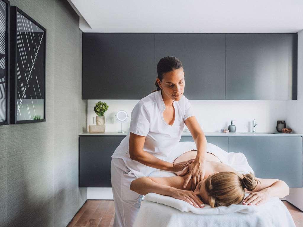 Sls Buenos Aires Puerto Madero Ξενοδοχείο Ανέσεις φωτογραφία A massage therapist treating a patient