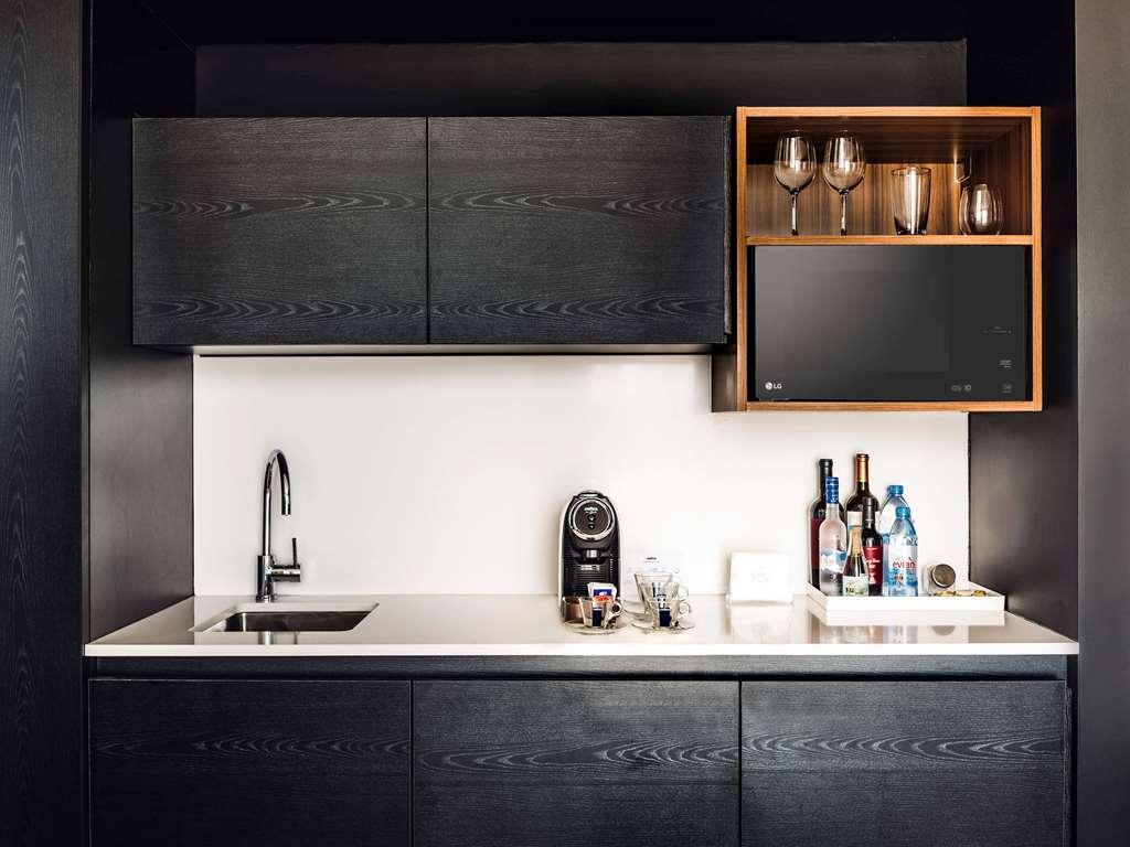 Sls Buenos Aires Puerto Madero Ξενοδοχείο Δωμάτιο φωτογραφία A wet bar in a hotel room