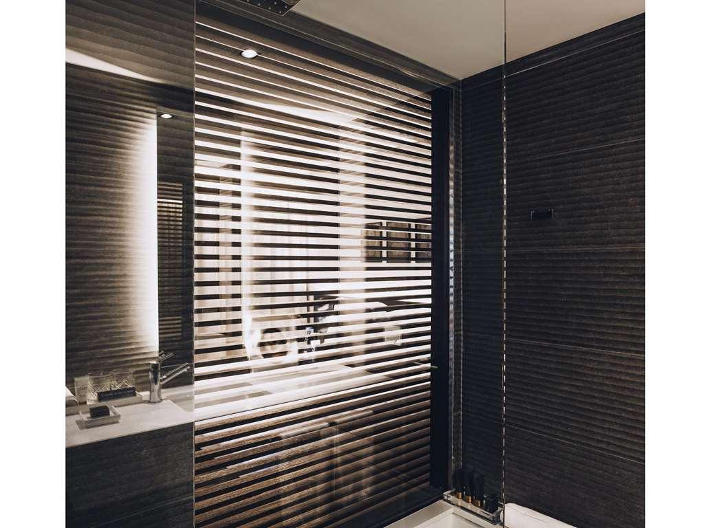 Sls Buenos Aires Puerto Madero Ξενοδοχείο Δωμάτιο φωτογραφία A shower enclosure with a fixed glass panel
